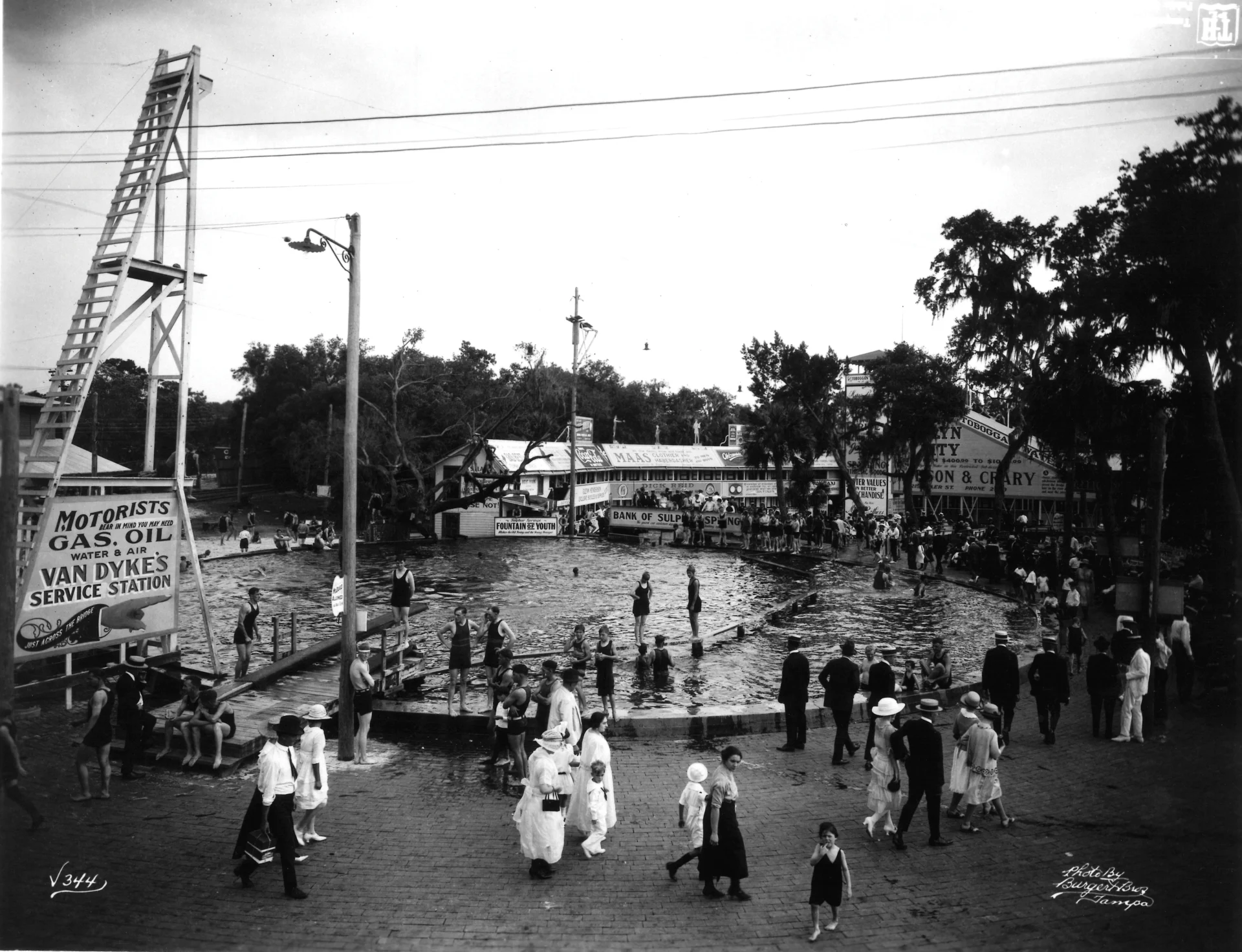 Locals and tourists flock to the Sulphur Springs pool in 1922 to escape the Florida heat. (Courtesy, Tampa-Hillsborough County Public Library System)
