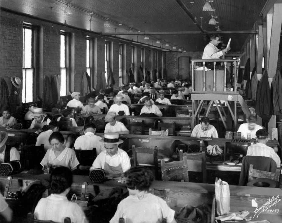 There were readers who, due to their diction, intonation, and dedication, were in high demand among the cigar rollers, mostly illiterate, who learned and kept themselves entertained listening to the great literary works or news stories of the day. (Burgert Brothers archive photograph provided by Fundación Consejo España-EE.UU.)